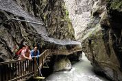 Zwei Besucher in der Trientschlucht Zwei Besucher in der Trientschlucht